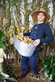 Arteezy as a potato farmer